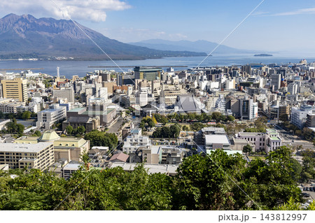 鹿児島市城山公園の展望台から見た桜島と鹿児島市内の風景 鹿児島市城山公園の展望台から見た桜島と鹿児島市内の風景 143812997