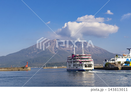 鹿児島港 桜島フェリーターミナルから桜島に向かうフェリー 鹿児島港 桜島フェリーターミナルから桜島に向かうフェリー 143813011