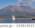 桜島から鹿児島港 桜島フェリーターミナルに入港してくる桜島フェリーの風景 143813015