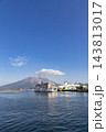 桜島から鹿児島港 桜島フェリーターミナルに入港してくる桜島フェリーの風景 143813017