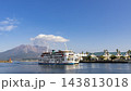 桜島から鹿児島港 桜島フェリーターミナルに入港してくる桜島フェリーの風景 143813018