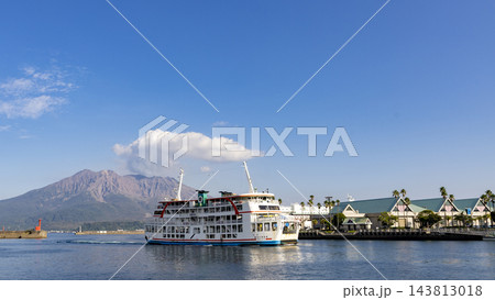桜島から鹿児島港 桜島フェリーターミナルに入港してくる桜島フェリーの風景 桜島から鹿児島港 桜島フェリーターミナルに入港してくる桜島フェリーの風景 143813018
