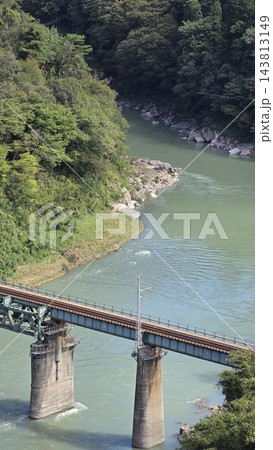 深緑の渓谷と川に架かるレトロな鉄道橋(ローカル線・鉄道旅・ノスタルジック) 深緑の渓谷と川に架かるレトロな鉄道橋(ローカル線・鉄道旅・ノスタルジック) 143813149