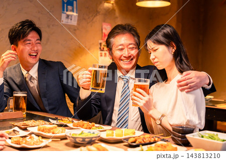 飲み会で女性社員と肩を組む男性 飲み会で女性社員と肩を組む男性 143813210