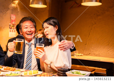 飲み会で女性社員と肩を組む男性 飲み会で女性社員と肩を組む男性 143813211