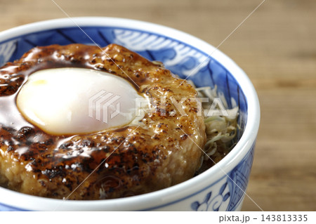 月見照り焼きハンバーグ丼 143813335