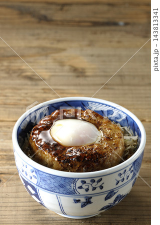 月見照り焼きハンバーグ丼 月見照り焼きハンバーグ丼 143813341
