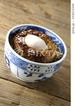 月見照り焼きハンバーグ丼 143813344