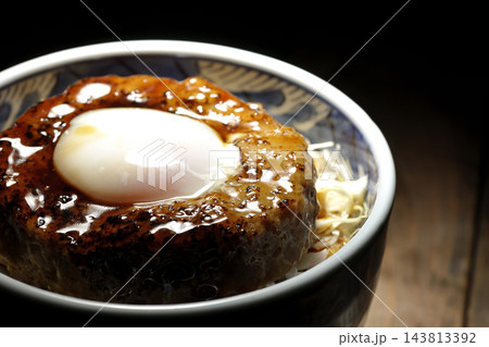 月見照り焼きハンバーグ丼 月見照り焼きハンバーグ丼 143813392