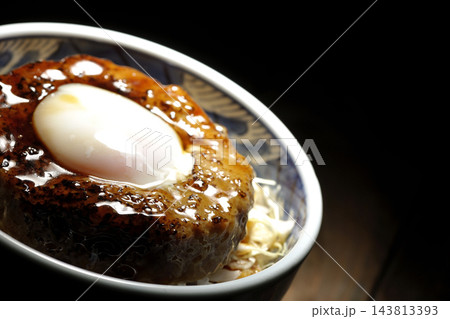月見照り焼きハンバーグ丼 143813393