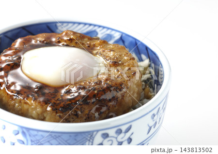 月見照り焼きハンバーグ丼を白背景で撮影 143813502
