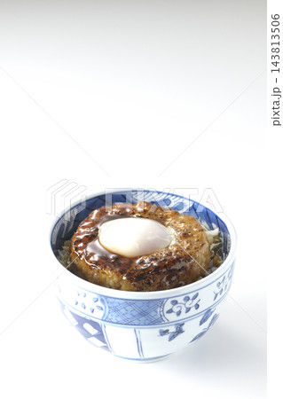 月見照り焼きハンバーグ丼を白背景で撮影 143813506