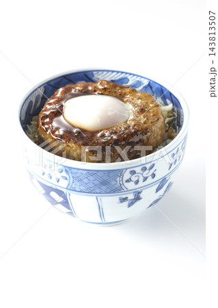 月見照り焼きハンバーグ丼を白背景で撮影 143813507