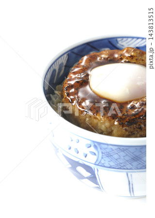 月見照り焼きハンバーグ丼を白背景で撮影 月見照り焼きハンバーグ丼を白背景で撮影 143813515