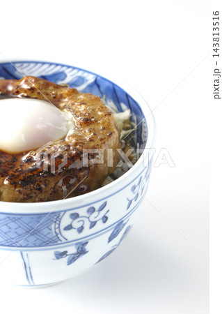 月見照り焼きハンバーグ丼を白背景で撮影 月見照り焼きハンバーグ丼を白背景で撮影 143813516