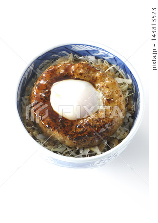 月見照り焼きハンバーグ丼を白背景で撮影 143813523