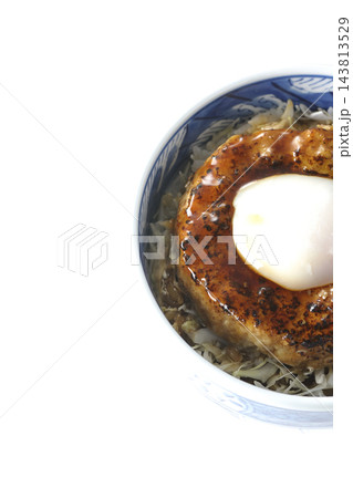 月見照り焼きハンバーグ丼を白背景で撮影 143813529