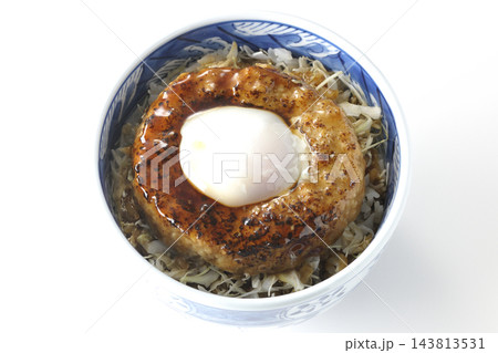月見照り焼きハンバーグ丼を白背景で撮影 143813531