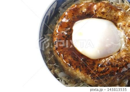 月見照り焼きハンバーグ丼を白背景で撮影 143813535