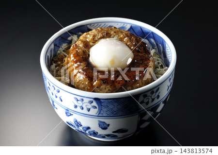 月見照り焼きハンバーグ丼を黒背景で撮影 143813574