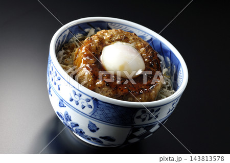 月見照り焼きハンバーグ丼を黒背景で撮影 143813578