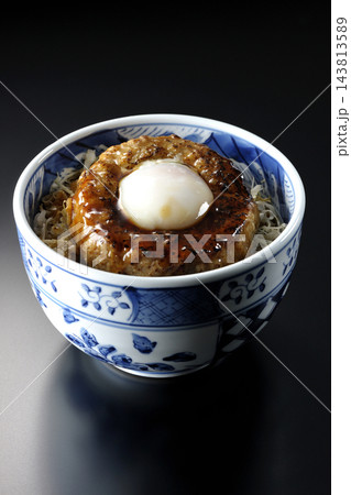 月見照り焼きハンバーグ丼を黒背景で撮影 143813589