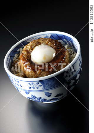 月見照り焼きハンバーグ丼を黒背景で撮影 143813592