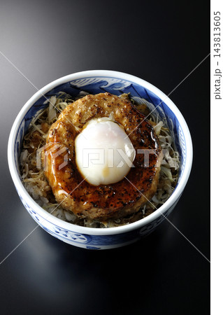 月見照り焼きハンバーグ丼を黒背景で撮影 月見照り焼きハンバーグ丼を黒背景で撮影 143813605