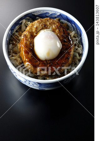 月見照り焼きハンバーグ丼を黒背景で撮影 143813607