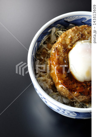月見照り焼きハンバーグ丼を黒背景で撮影 月見照り焼きハンバーグ丼を黒背景で撮影 143813609