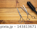 美容師のハサミとブラシ 143813671