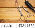 美容師のハサミとブラシ 143813672