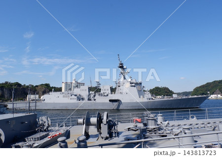 試験艦あすか越しに見た護衛艦まや 試験艦あすか越しに見た護衛艦まや 143813723