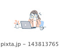 パソコン作業中に頭を抱える女性会社員のイラスト｜ノートPC、汗、観葉植物、マグカップ 143813765