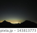 山の向こうの街明かりとカノープスとシリウスと星々（20261011043124) 143813773