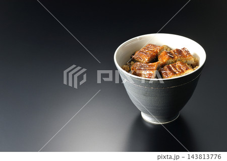 鰻丼を黒背景で撮影 143813776