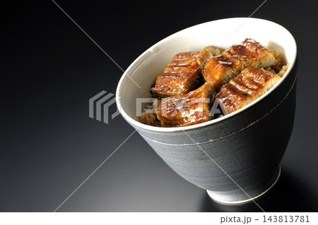 鰻丼を黒背景で撮影 143813781