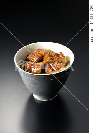 鰻丼を黒背景で撮影 鰻丼を黒背景で撮影 143813789
