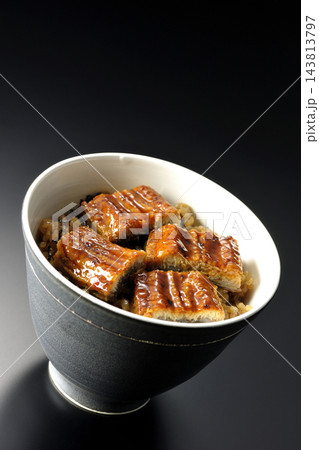 鰻丼を黒背景で撮影 143813797