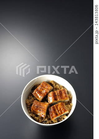 鰻丼を黒背景で撮影 鰻丼を黒背景で撮影 143813806