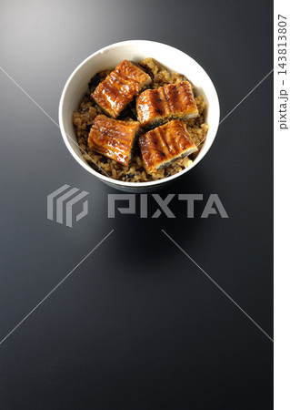 鰻丼を黒背景で撮影 鰻丼を黒背景で撮影 143813807