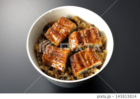 鰻丼を黒背景で撮影 143813814