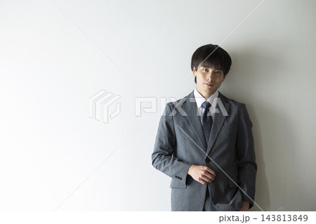 スーツを着た若い男性のポートレート 143813849
