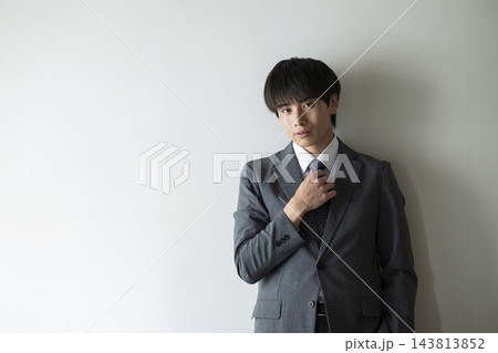 スーツを着た若い男性のポートレート 143813852