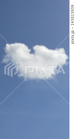 木更津の青空に浮かぶハート雲 143813939