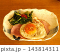 朝食はアメリカンな目玉焼き「ハムエッグ」、ご飯と味噌汁にもピッタリ合いますね。 143814311