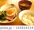 朝食はアメリカンな目玉焼き「ハムエッグ」、ご飯と味噌汁にもピッタリ合いますね。 143814314