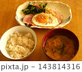 朝食はアメリカンな目玉焼き「ハムエッグ」、ご飯と味噌汁にもピッタリ合いますね。 143814316