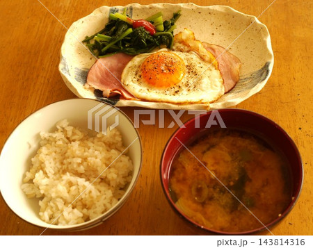 朝食はアメリカンな目玉焼き「ハムエッグ」、ご飯と味噌汁にもピッタリ合いますね。 朝食はアメリカンな目玉焼き「ハムエッグ」、ご飯と味噌汁にもピッタリ合いますね。 143814316