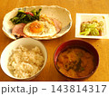 朝食はアメリカンな目玉焼き「ハムエッグ」、ご飯と味噌汁にもピッタリ合いますね。 143814317